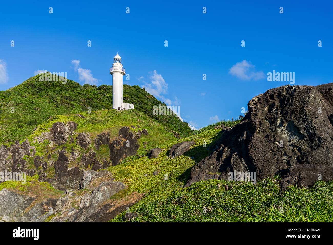 Phare d'Hirakubozaki sur l'île d'Ishigaki, Okinawa, Japon. Banque D'Images