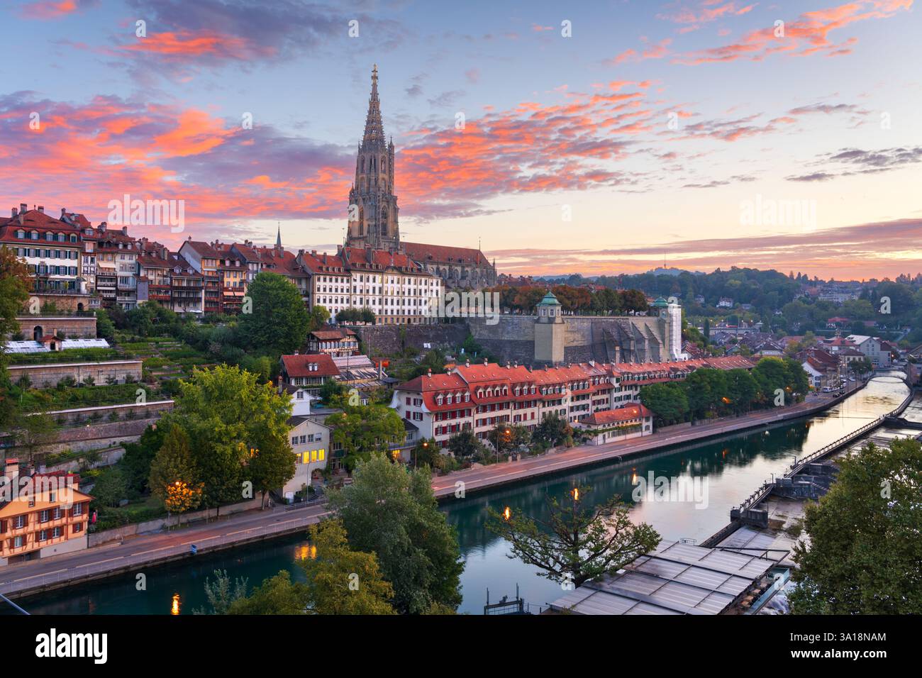 Berne, Suisse sur la rivière Aar tôt le matin. Banque D'Images