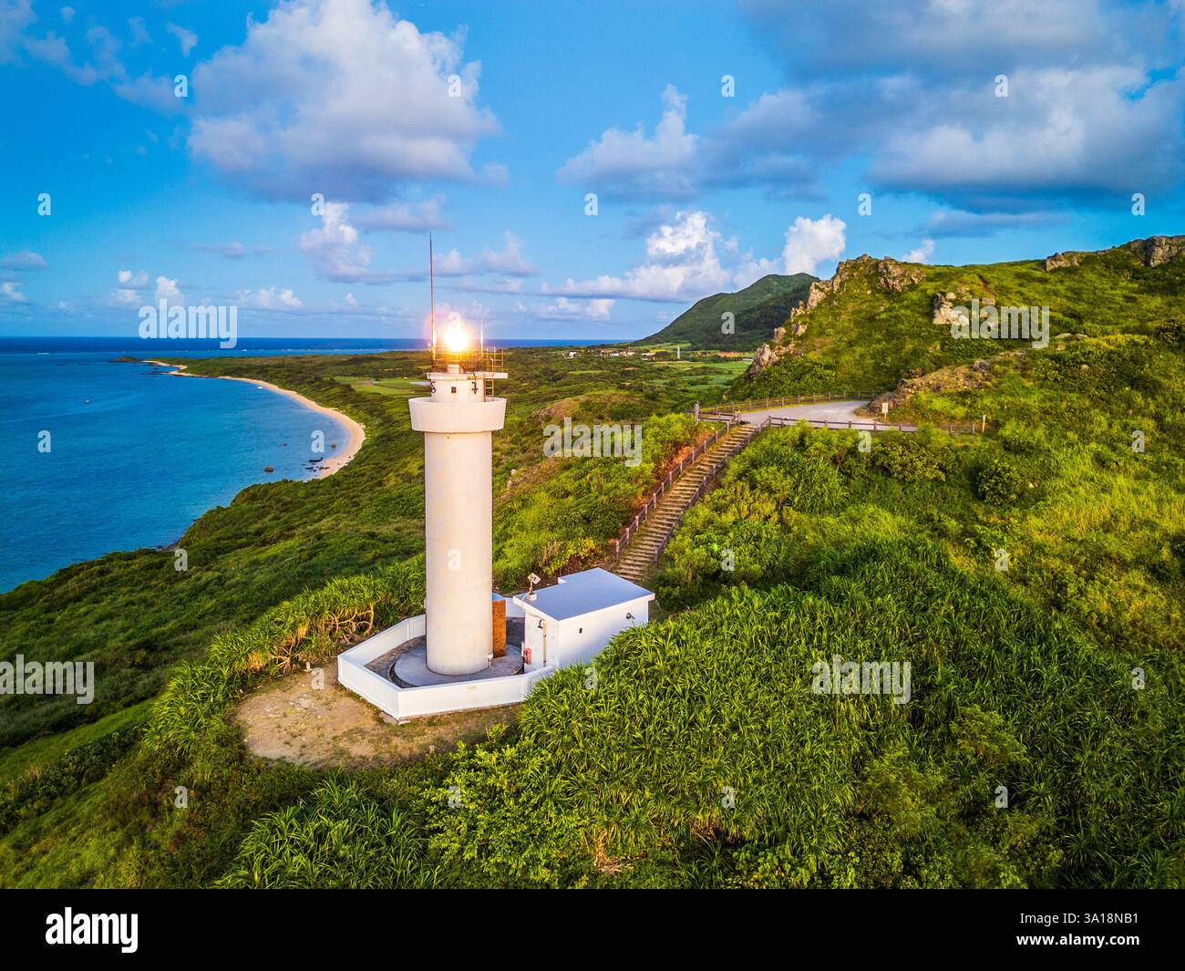 Phare d'Hirakubozaki sur l'île d'Ishigaki, Okinawa, Japon. Banque D'Images