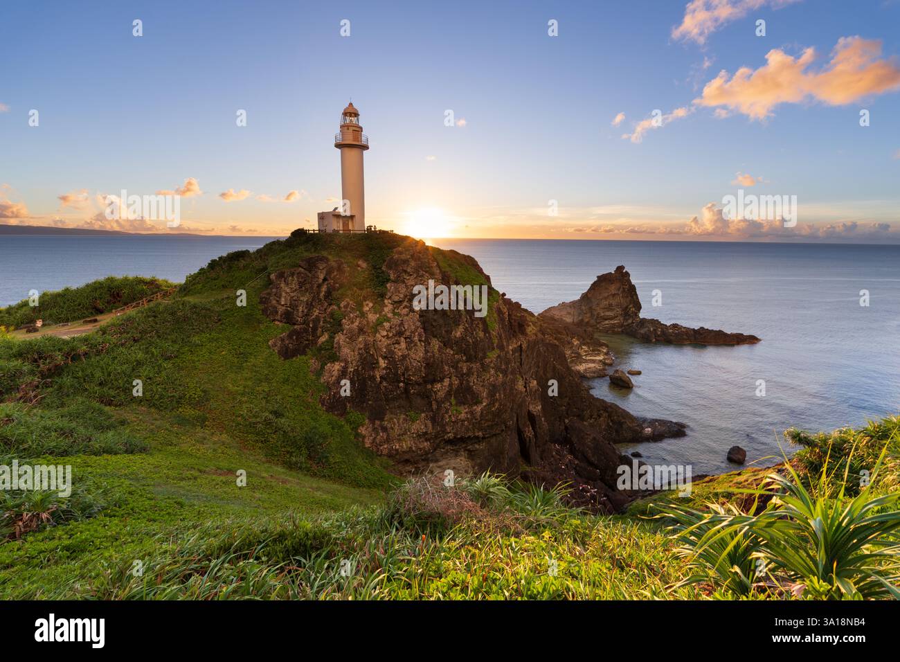 Phare d'Oganzaki à Ishigaki, Okinawa, Japon au coucher du soleil. Banque D'Images