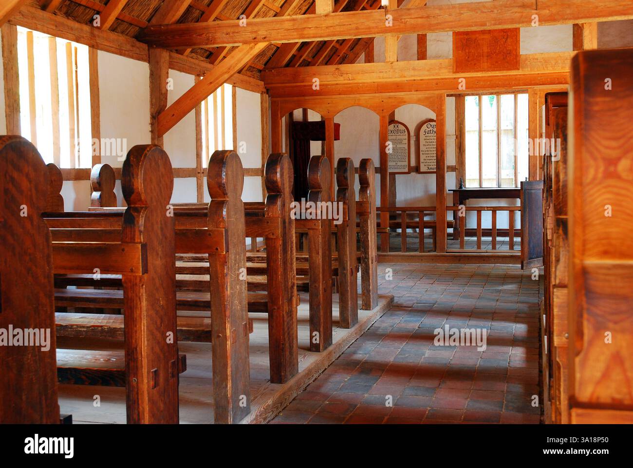 Une église coloniale recréée montre un banc en bois et l'intérieur d'une colonie de Jamestown en Virginie Banque D'Images