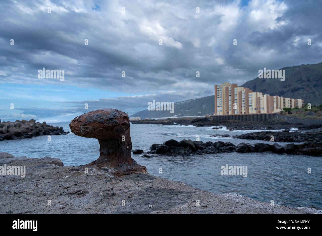 Une petite ancre est assise sur un rivage rocheux Banque D'Images