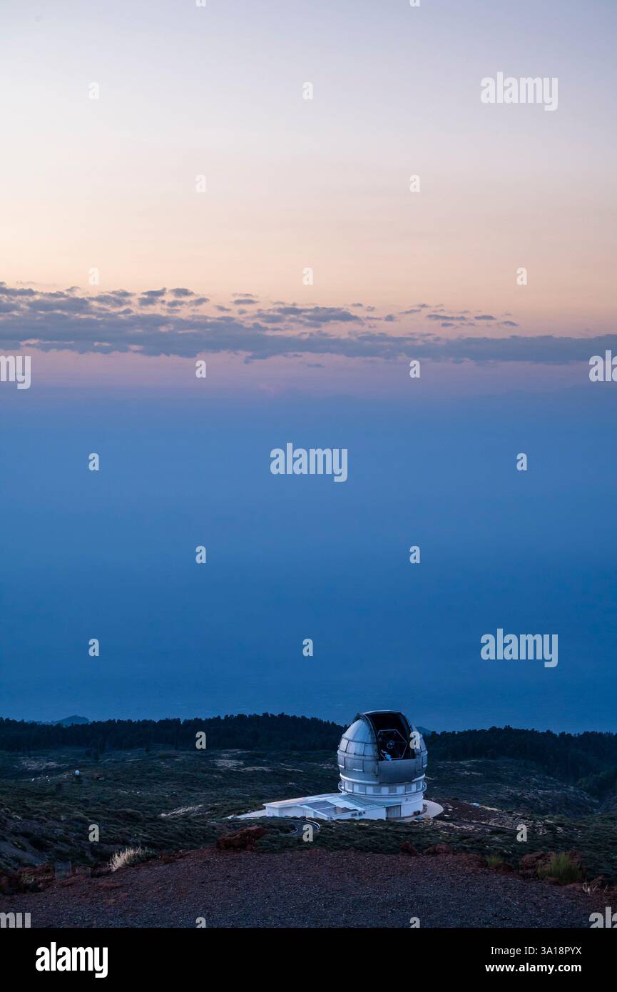 Un grand télescope se trouve sur une colline surplombant l'océan Banque D'Images