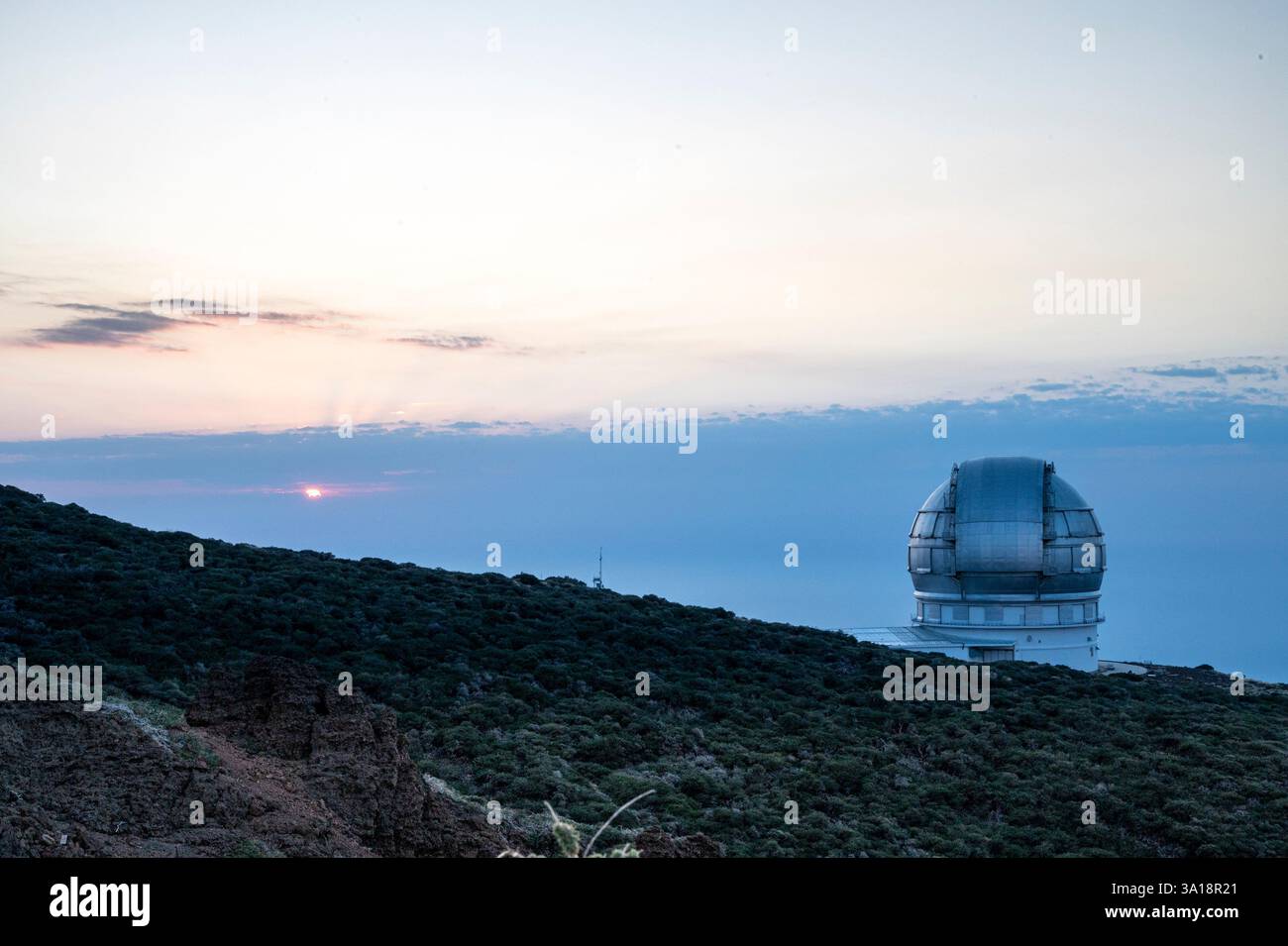 Le télescope Gran Tecan sur l'île de la Palma sur la Roque de los Muchachos, baigné dans le ciel doré du coucher de soleil Banque D'Images