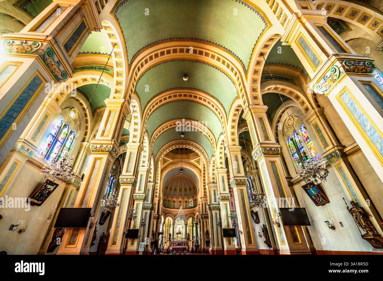 Basilique colorée St Joseph Cathédrale Xikai Eglise Tianjin Chine. Église catholique romaine construite en 1916. Révolution culturelle détruite, reconstruite en 1980. Banque D'Images