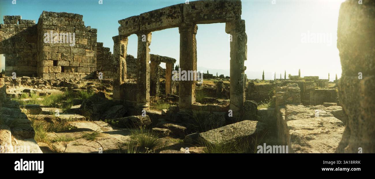 Vue panoramique sur les ruines de la ville romaine de Hiérapolis à Pamukkale, Anatolie, région de l'Anatolie centrale, Turquie Banque D'Images