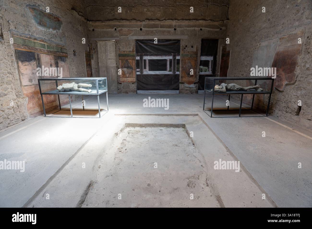 Pompéi, Italie - 25 mai 2024 : une salle avec des corps momifiés à Pompéi. Banque D'Images