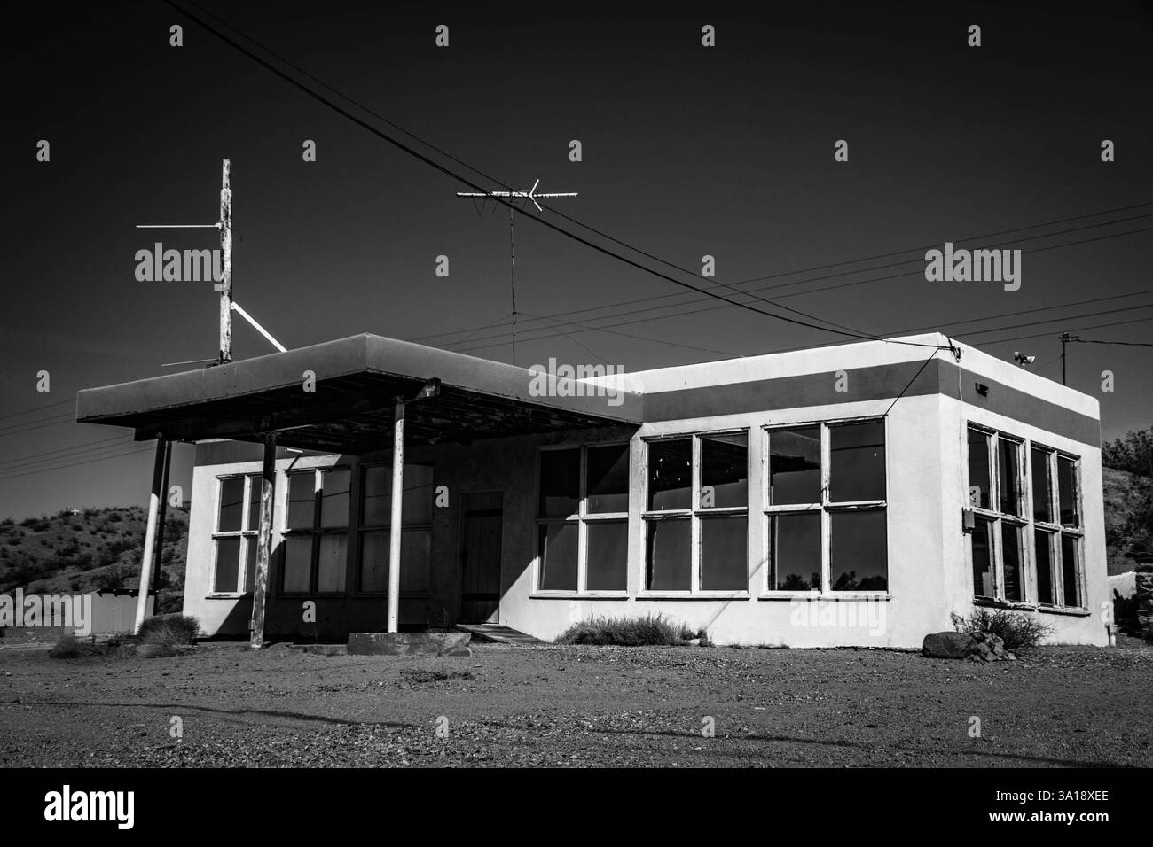 Une vieille station-service abandonnée dans le désert. Noir et blanc. Banque D'Images