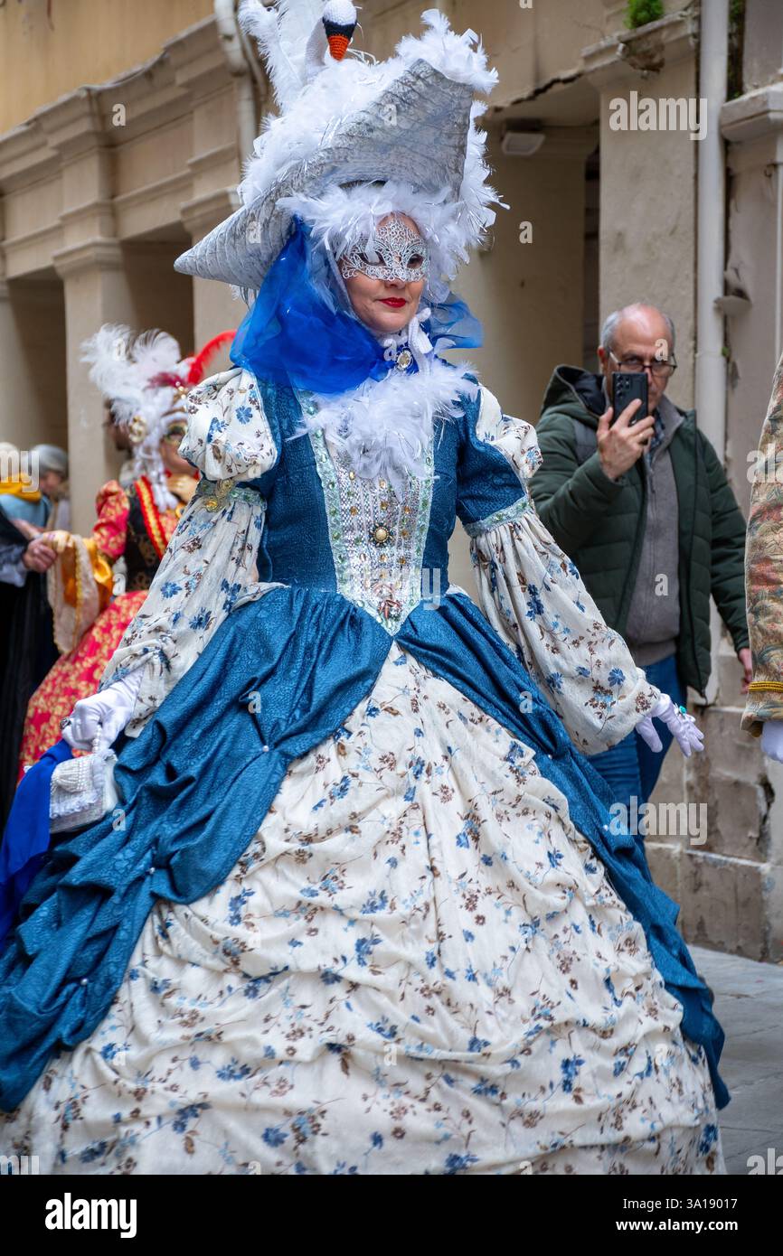corfou, corfou, Grèce. 02 mars 2025 : une femme vêtue d'un costume et d'un masque élaborés sur le thème du cygne participe au Carnaval de Venise en Italie. Banque D'Images