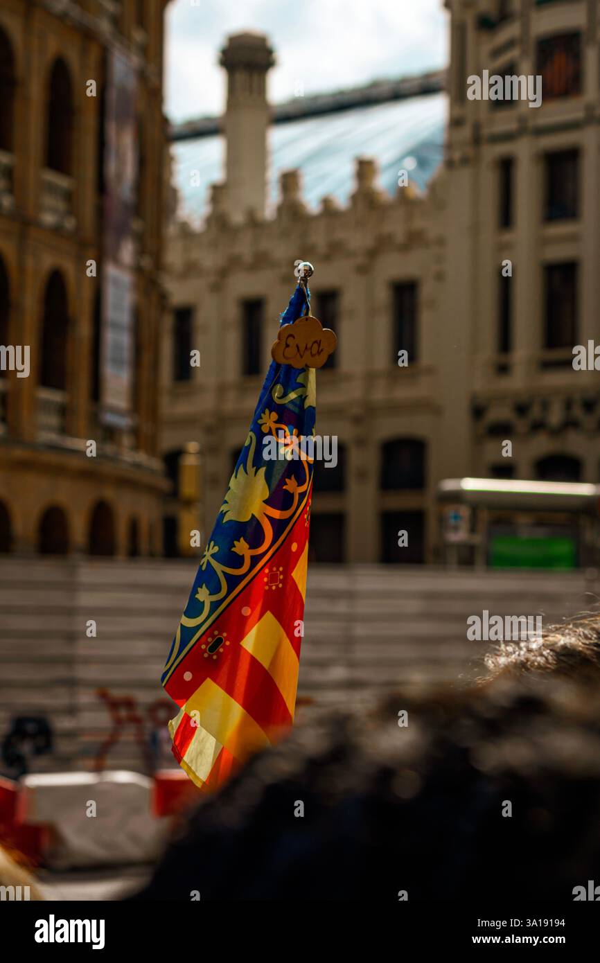 Drapeau valencien devant Estación del Norte, Valence, Espagne Banque D'Images