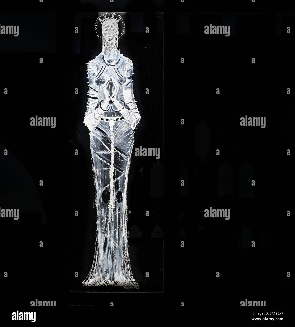 Sainte Marguerite d'Écosse (princesse anglaise qui a épousé le roi écossais Malcolm) représentée sur la fenêtre en verre de l'ouest gravé à Coventry, en Angleterre. Banque D'Images