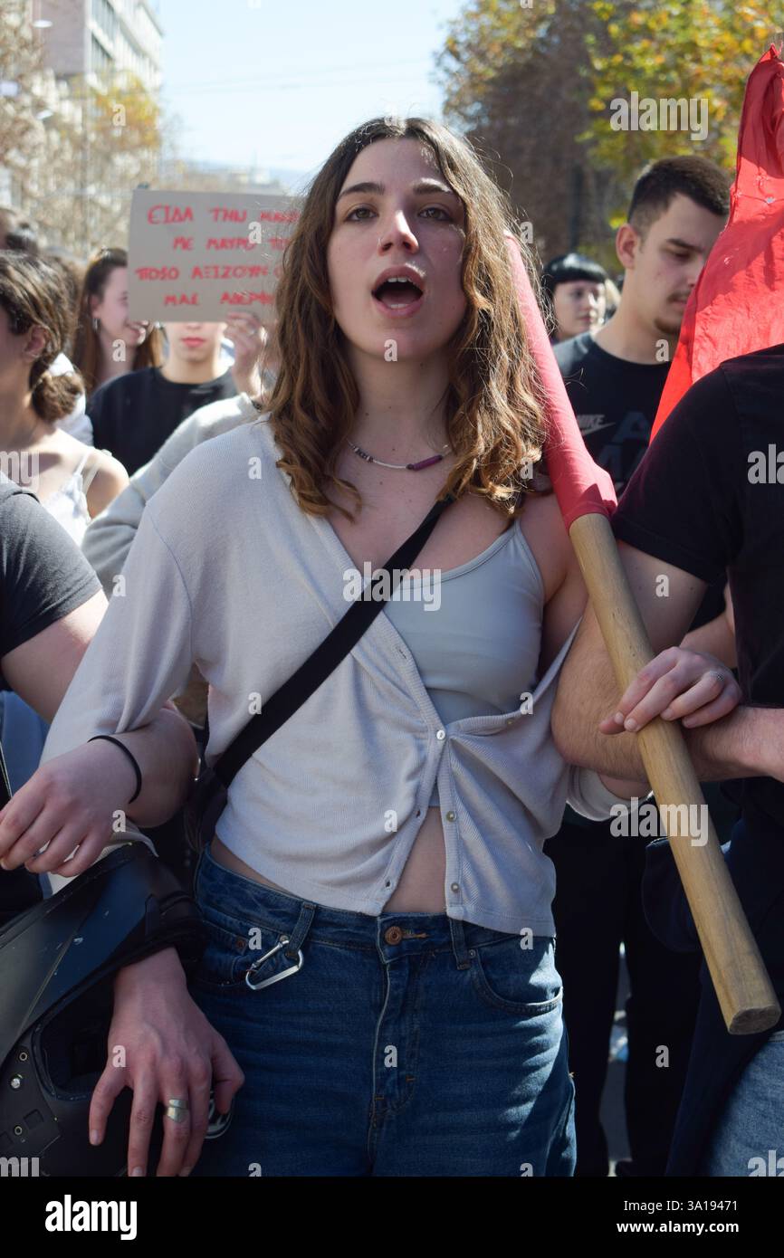 Athènes, Grèce, 7 mars 2025. Les étudiants défilent en criant des slogans lors d'une nouvelle vague de protestations sur la gestion de l'accident de train de Tempe. Une nouvelle vague de manifestations a lieu à travers le pays alors que les dirigeants politiques débattent de la responsabilité de la catastrophe ferroviaire de Tempe, deux ans après la collision d'un train de passagers et d'un train de marchandises le 28 février 2023, tuant 57 personnes. Crédit : Dimitris Aspiotis/Alamy Live News Banque D'Images