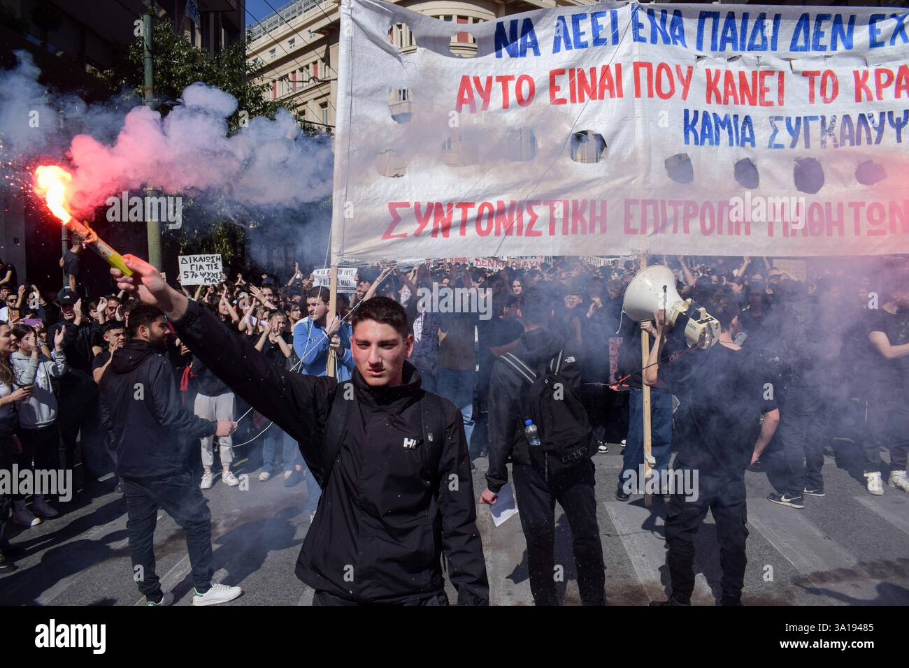 Athènes, Grèce, 7 mars 2025. Des fusées éclairantes et des slogans crient lors d'une nouvelle vague de protestations sur la gestion de l'accident de train de Tempe. Une nouvelle vague de manifestations a lieu à travers le pays alors que les dirigeants politiques débattent de la responsabilité de la catastrophe ferroviaire de Tempe, deux ans après la collision d'un train de passagers et d'un train de marchandises le 28 février 2023, tuant 57 personnes. Crédit : Dimitris Aspiotis/Alamy Live News Banque D'Images