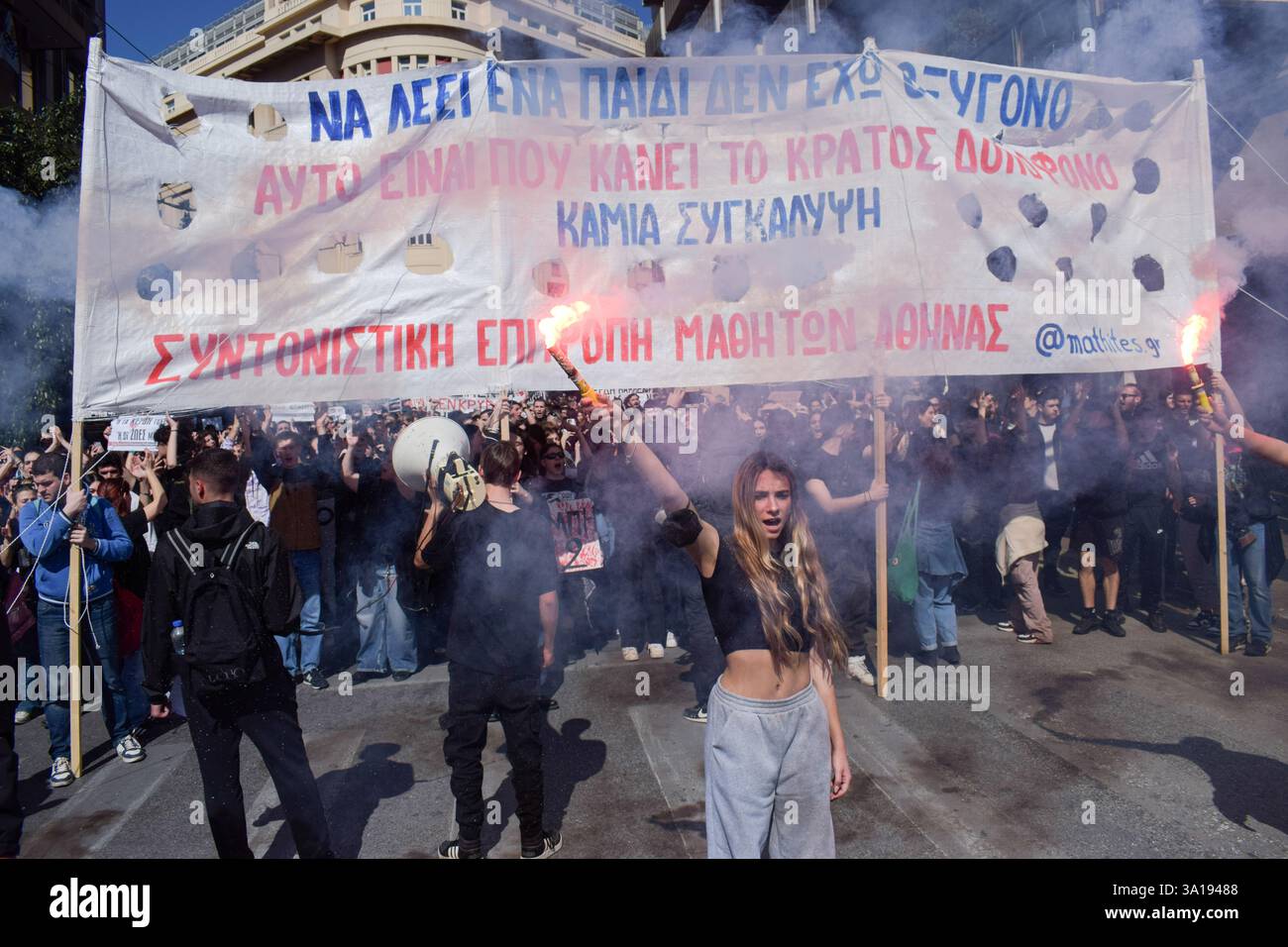 Athènes, Grèce, 7 mars 2025. Des fusées éclairantes et des slogans crient lors d'une nouvelle vague de protestations sur la gestion de l'accident de train de Tempe. Une nouvelle vague de manifestations a lieu à travers le pays alors que les dirigeants politiques débattent de la responsabilité de la catastrophe ferroviaire de Tempe, deux ans après la collision d'un train de passagers et d'un train de marchandises le 28 février 2023, tuant 57 personnes. Crédit : Dimitris Aspiotis/Alamy Live News Banque D'Images