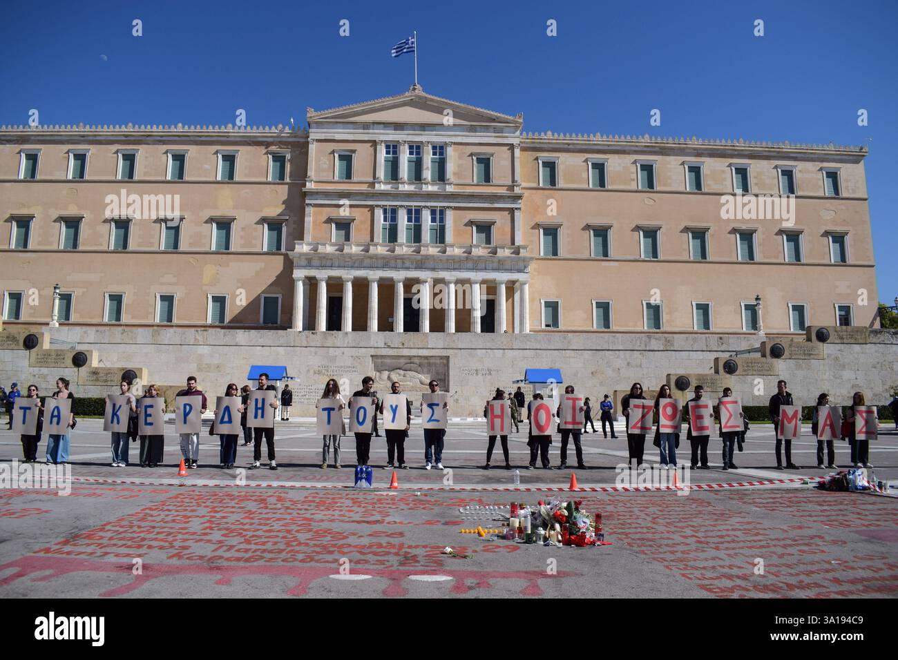 Athènes, Grèce, 7 mars 2025. Les étudiants se tiennent devant le parlement tenant des pancartes avec le slogan « leurs profits sont nos vies » pendant une nouvelle vague de protestations sur la gestion de l’accident de train de Tempe. Une nouvelle vague de manifestations a lieu à travers le pays alors que les dirigeants politiques débattent de la responsabilité de la catastrophe ferroviaire de Tempe, deux ans après la collision d'un train de passagers et d'un train de marchandises le 28 février 2023, tuant 57 personnes. Crédit : Dimitris Aspiotis/Alamy Live News Banque D'Images