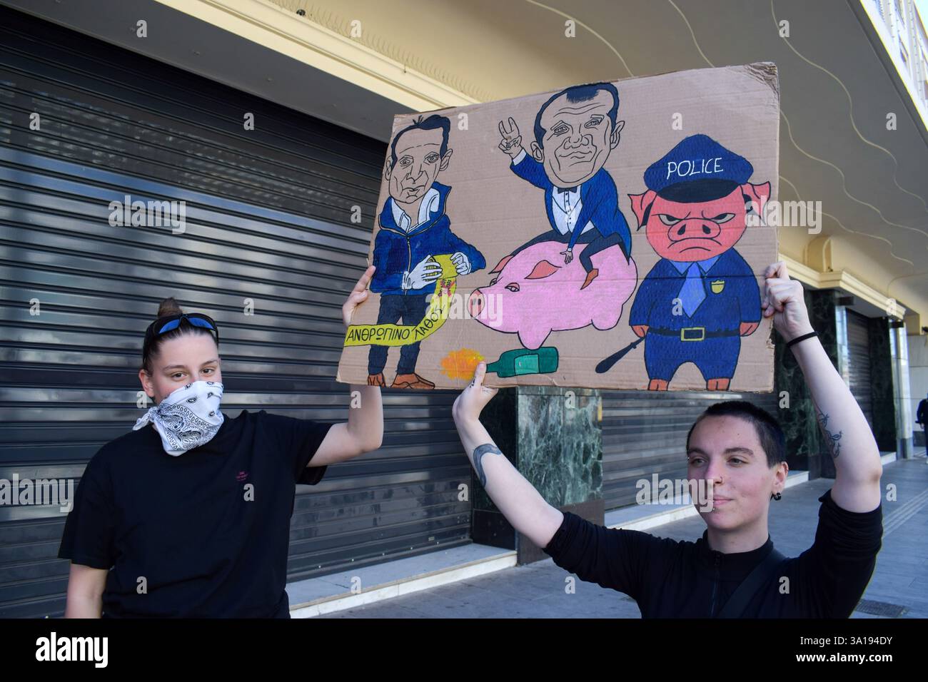 Athènes, Grèce, 7 mars 2025. Les étudiants tiennent des pacards avec des slogans pendant une nouvelle vague de protestations sur la gestion de l'accident de train de Tempe. Une nouvelle vague de manifestations a lieu à travers le pays alors que les dirigeants politiques débattent de la responsabilité de la catastrophe ferroviaire de Tempe, deux ans après la collision d'un train de passagers et d'un train de marchandises le 28 février 2023, tuant 57 personnes. Crédit : Dimitris Aspiotis/Alamy Live News Banque D'Images