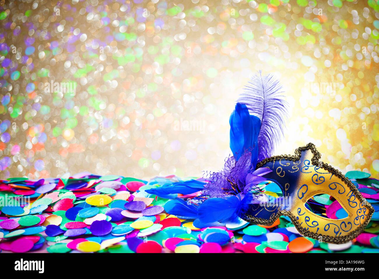 Fond de carnaval coloré avec des confettis Banque D'Images