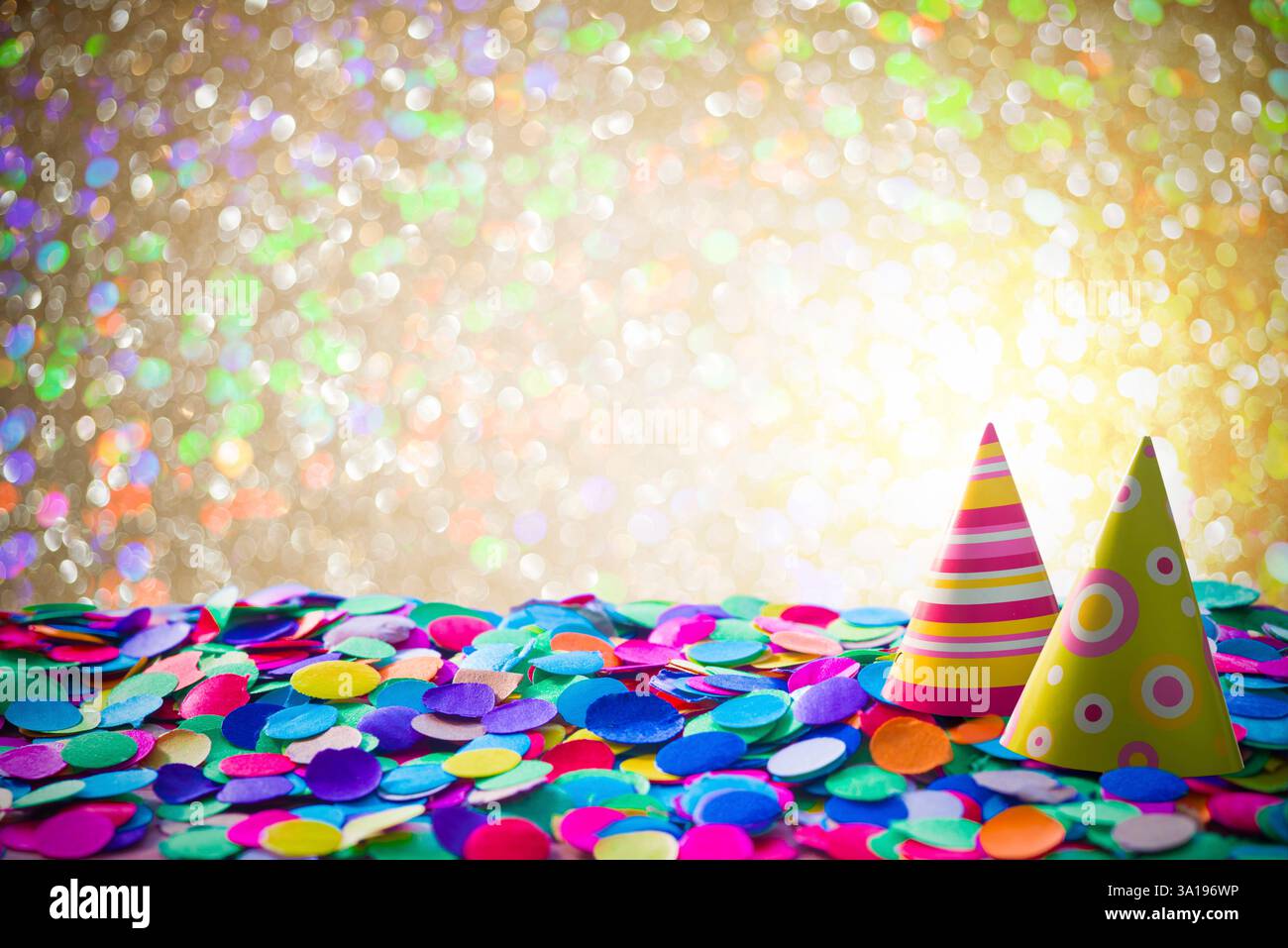Fond de carnaval avec confettis et chapeaux de fête Banque D'Images