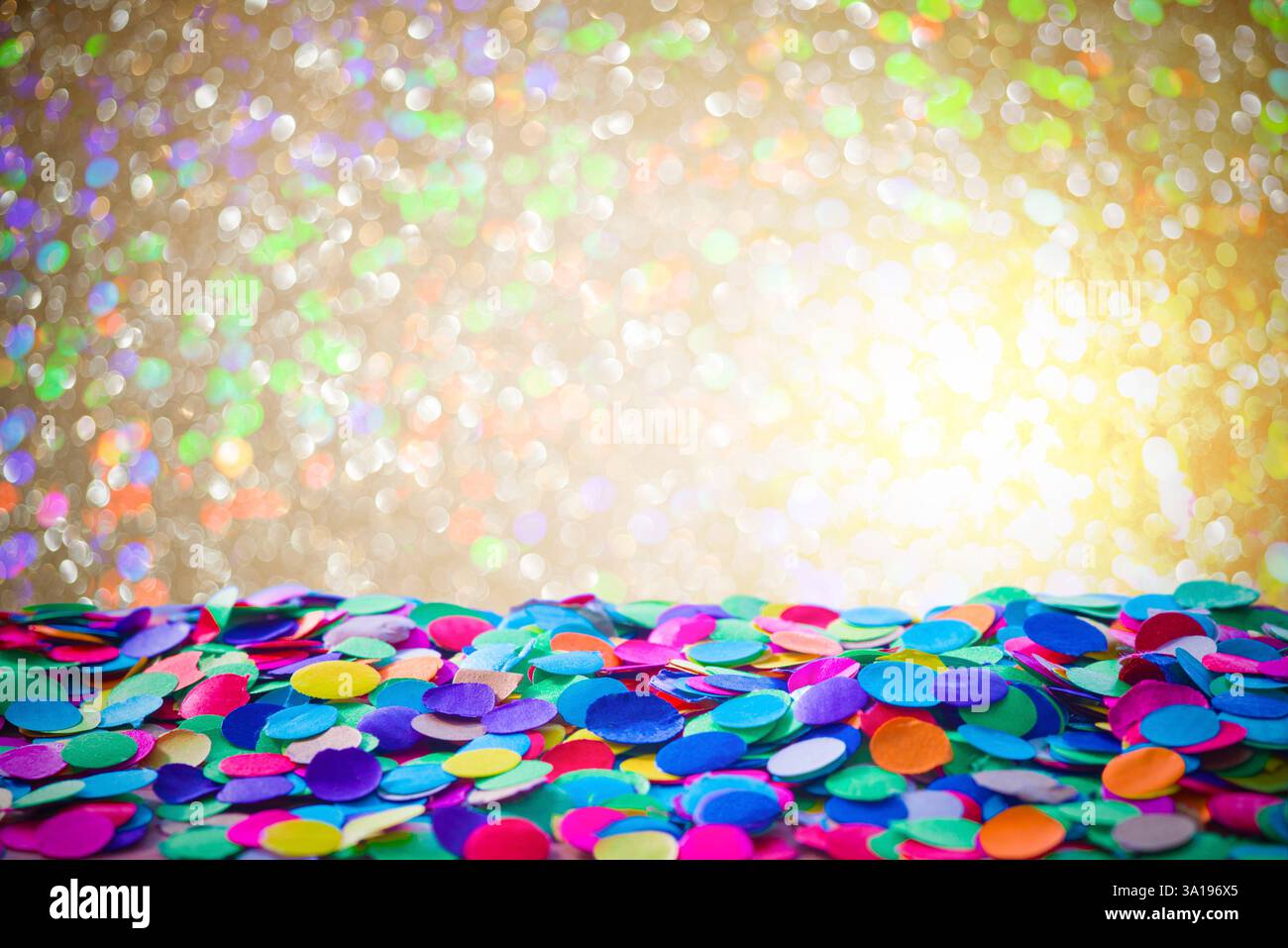 Fond de carnaval coloré avec des confettis Banque D'Images