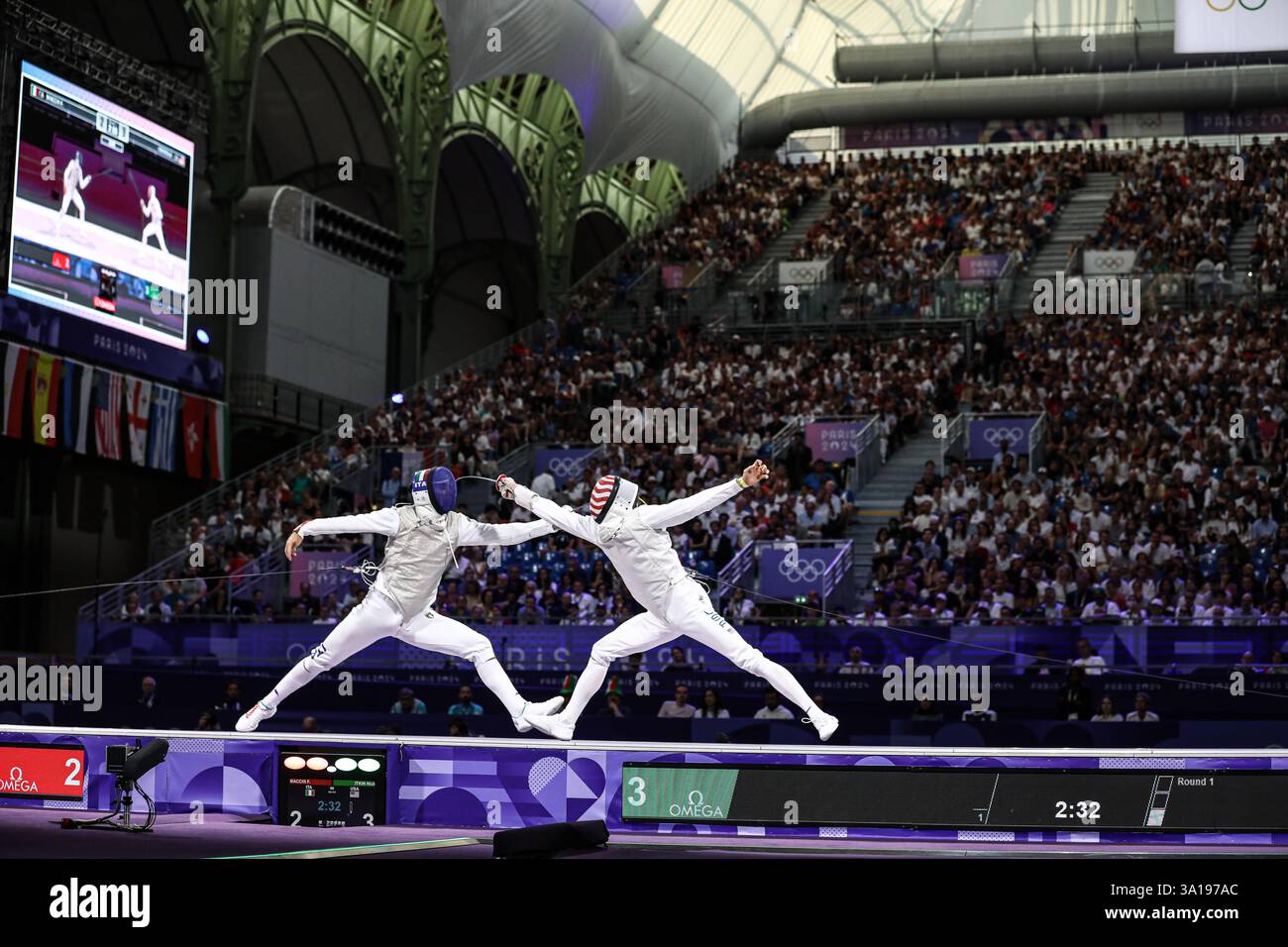 29 juillet 2024 - Paris, France : Filippo Macchi d'Italie (à gauche) et Nick Itkin des États-Unis (à droite) dans la demi-finale individuelle Filippo Macchi d'Escrime Banque D'Images