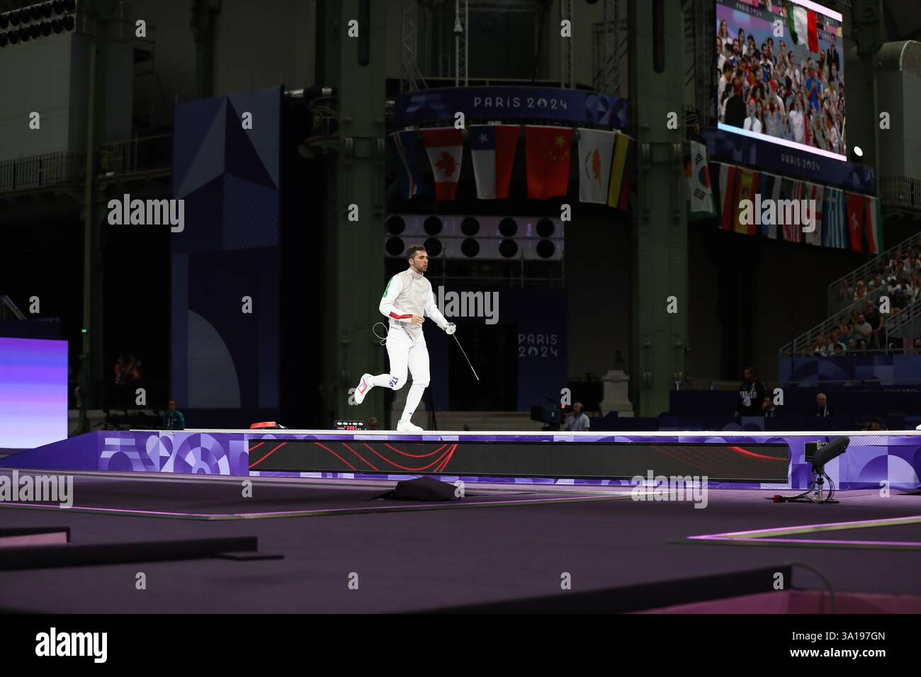 29 juillet 2024 - Paris, France : Filippo Macchi, de l'Italie, en demi-finale individuelle d'escrime à feuilles masculines, le jour 3 des Jeux Olympiques de Paris 2024 (photo par Banque D'Images