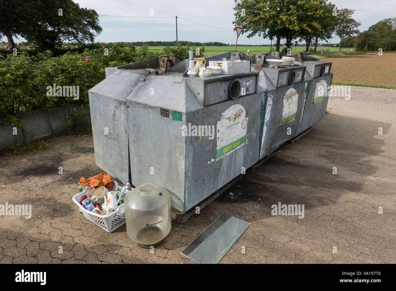 Récipient en verre usagé contenant des articles ménagers déversés illégalement Banque D'Images