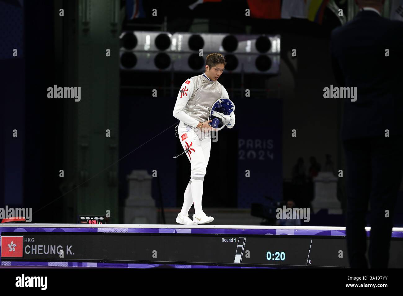 29 juillet 2024 - Paris, France : Cheug Ka long de Hong Kong réagit en battant 15:11 Kazuki Iimura du Japon dans le semi-fi individuel de feuille d'escrime pour hommes Banque D'Images