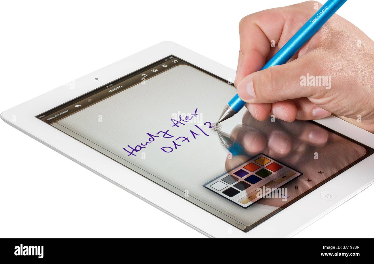 Détail d'une personne ananonyme écrivant sur une tablette avec des types utilisant un stylo Banque D'Images