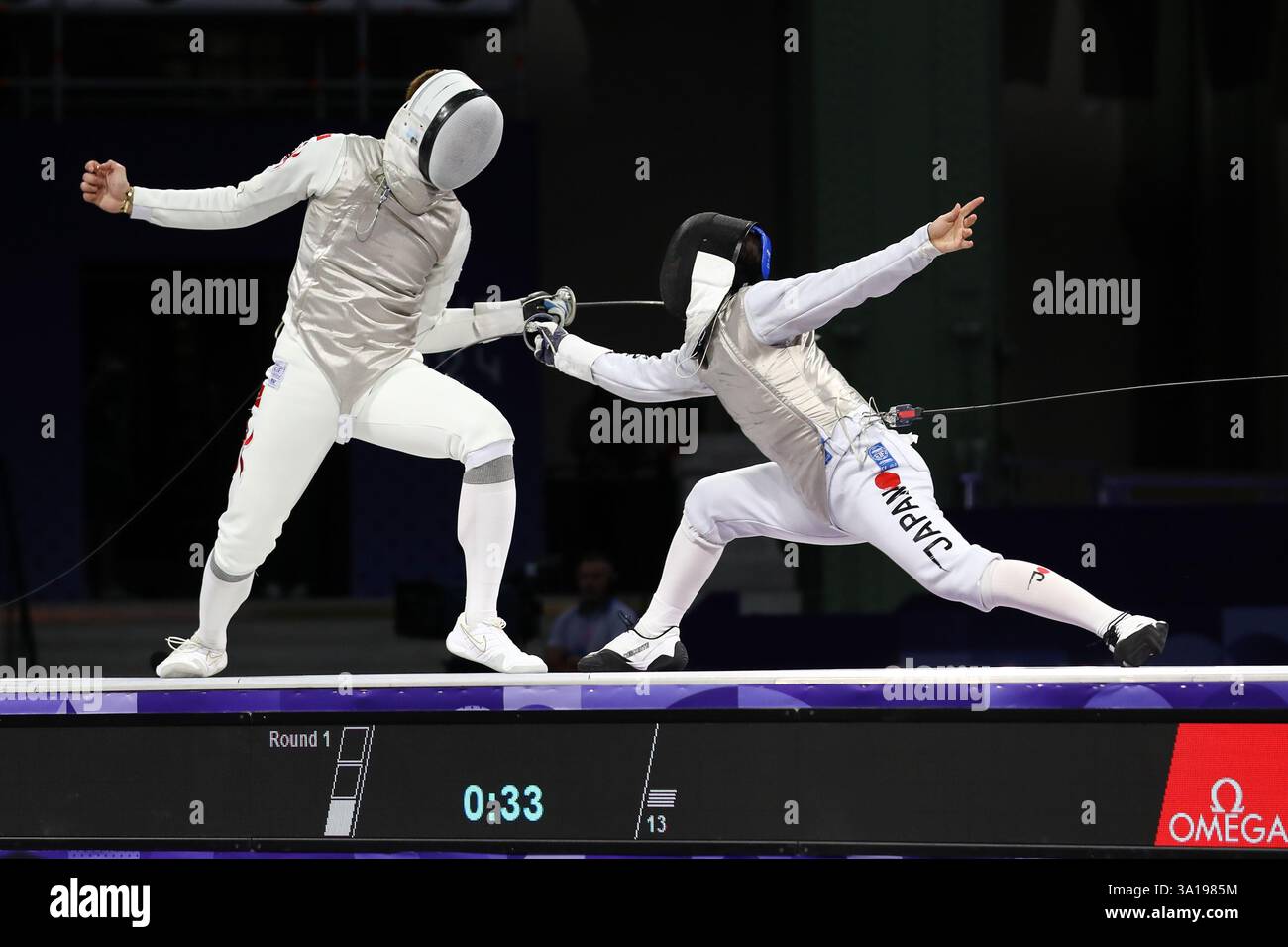 29 juillet 2024 - Paris, France : Cheug Ka long de Hong Kong (à gauche) contre Kazuki Iimura du Japon (à droite) dans la demi-fin individuelle Foil hommes Banque D'Images