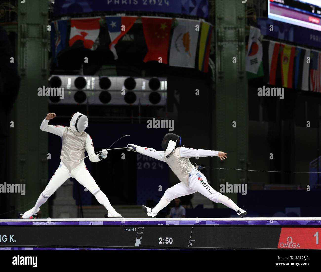 29 juillet 2024 - Paris, France : Cheug Ka long de Hong Kong (à gauche) contre Kazuki Iimura du Japon (à droite) dans la demi-fin individuelle Foil hommes Banque D'Images