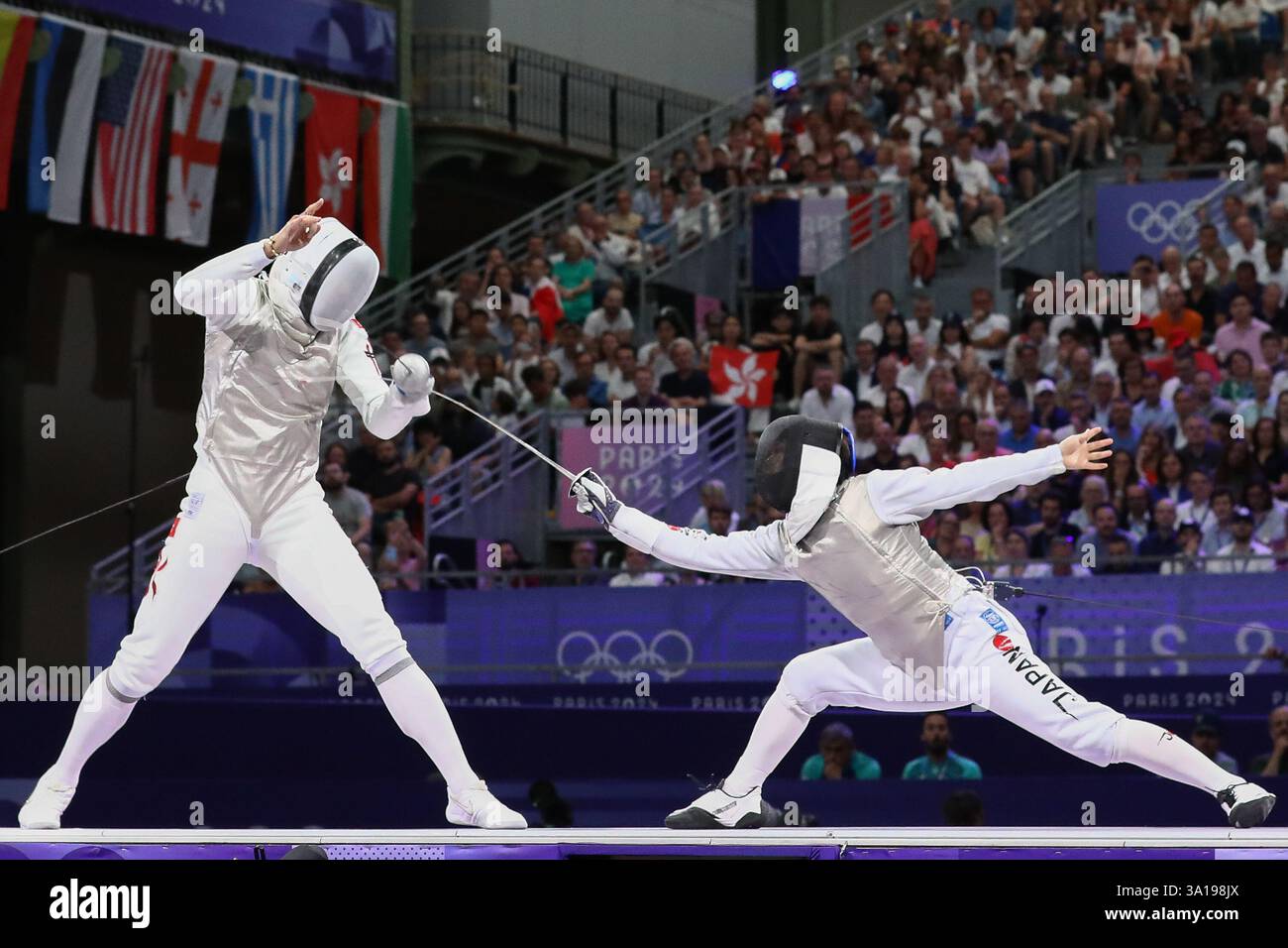 29 juillet 2024 - Paris, France : Cheug Ka long de Hong Kong (à gauche) contre Kazuki Iimura du Japon (à droite) dans la demi-fin individuelle Foil hommes Banque D'Images