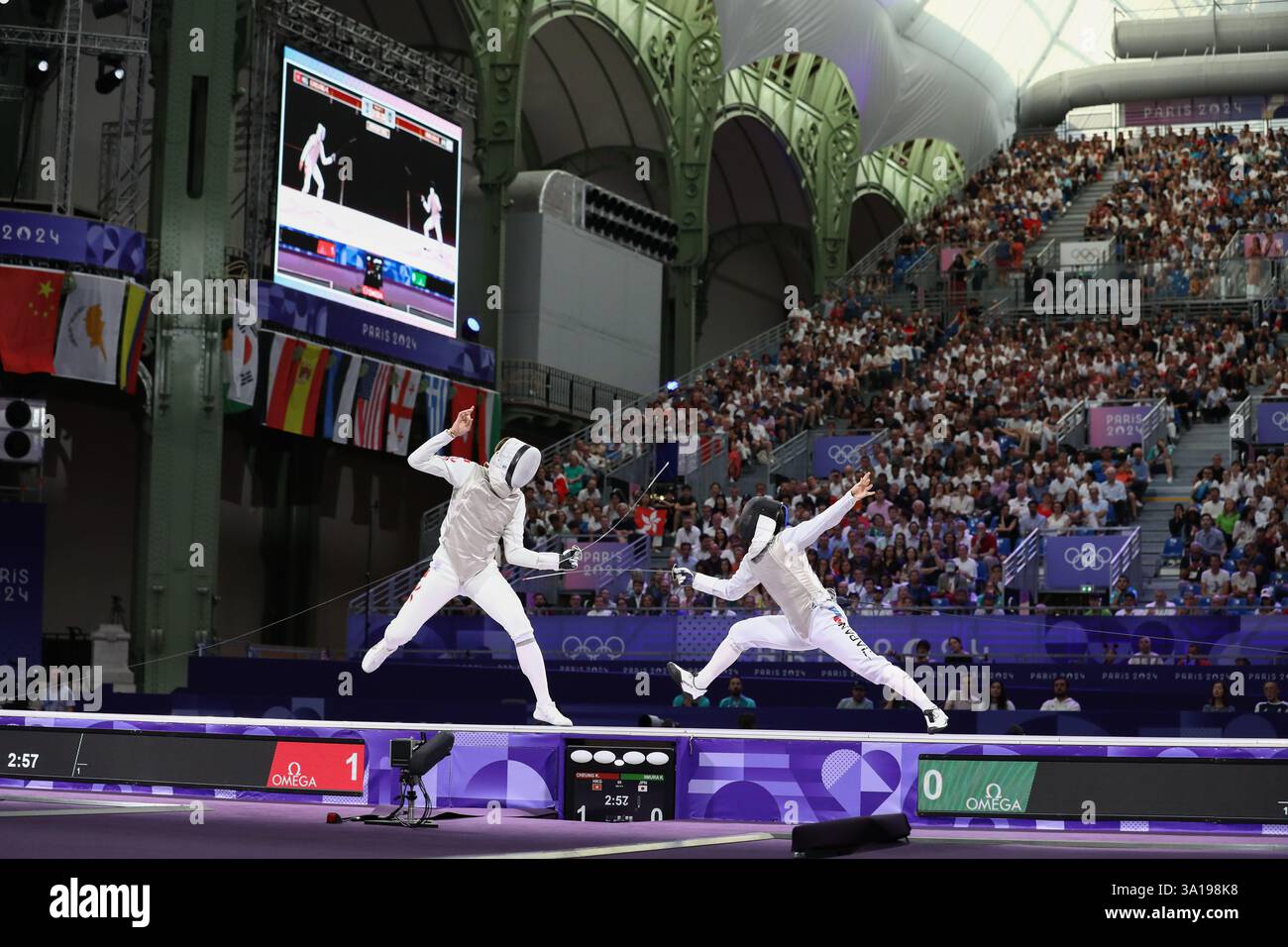 29 juillet 2024 - Paris, France : Cheug Ka long de Hong Kong (à gauche) contre Kazuki Iimura du Japon (à droite) dans la demi-fin individuelle Foil hommes Banque D'Images