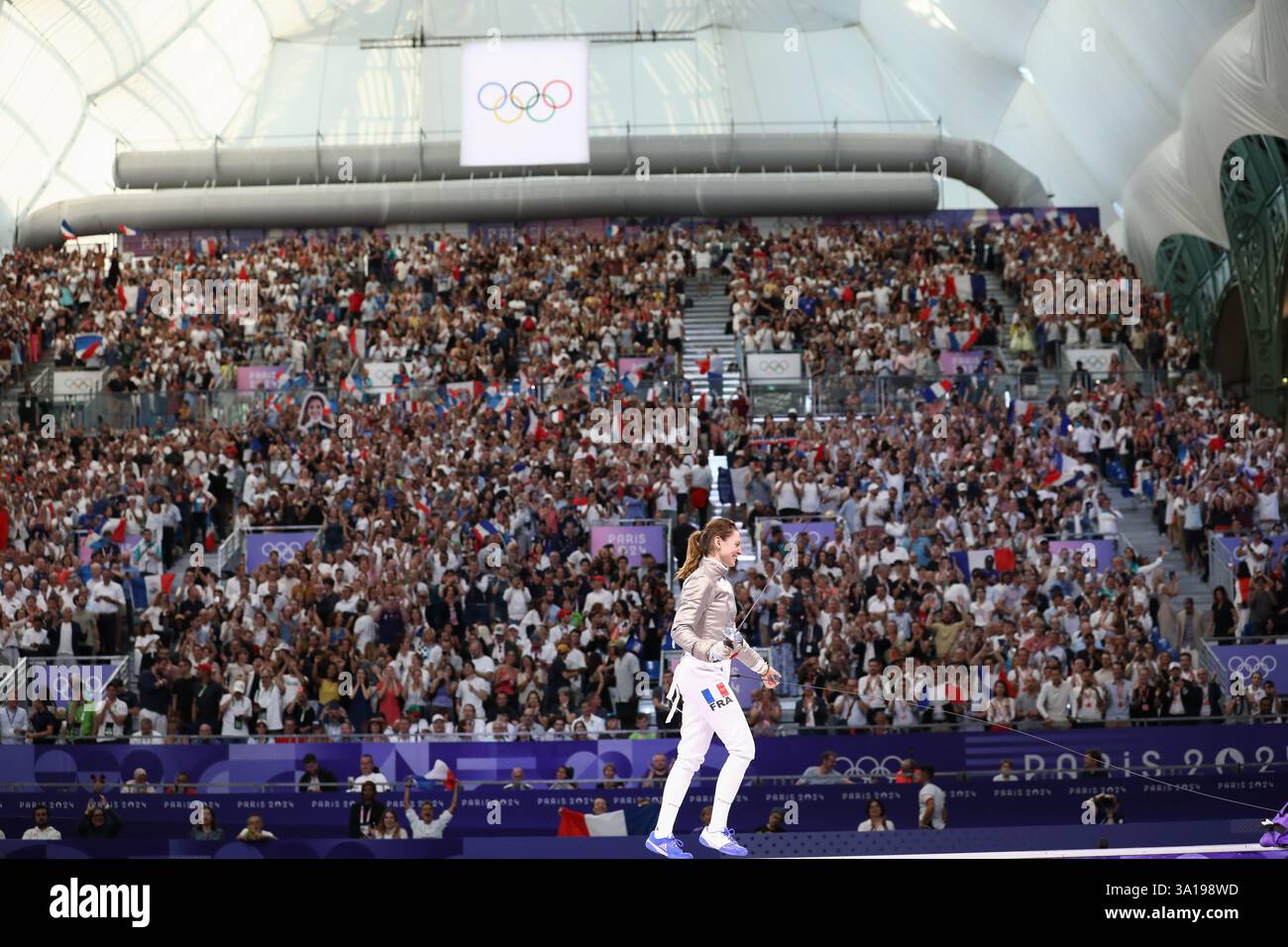 29 juillet 2024 - Paris, France : Manon Apithy-Brunet de France réagit à la défaite de Choi se-bin de Corée du Sud dans l'individuel sabre féminin d'escrime Banque D'Images