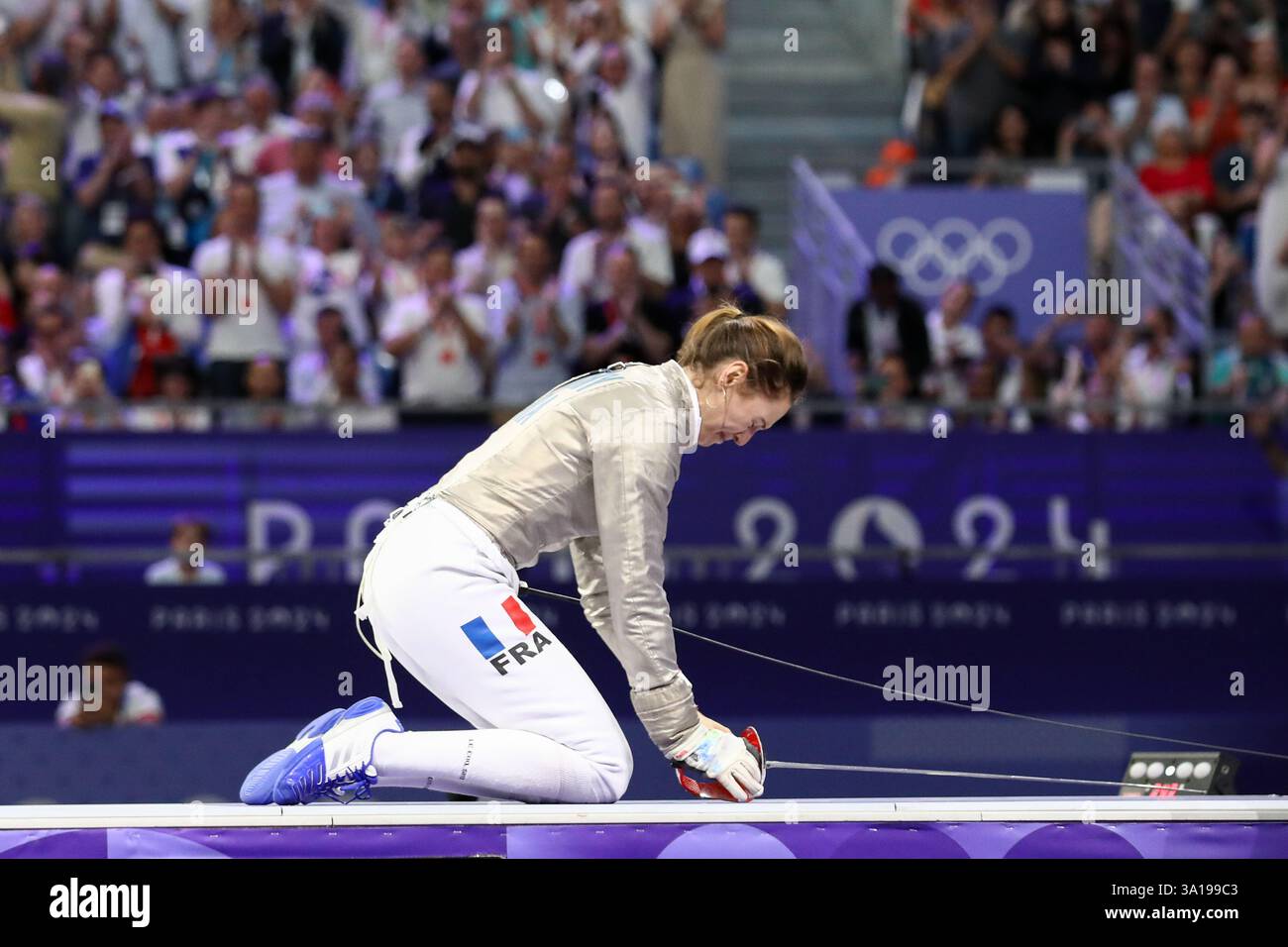 29 juillet 2024 - Paris, France : Manon Apithy-Brunet de France réagit à la défaite de Choi se-bin de Corée du Sud dans l'individuel sabre féminin d'escrime Banque D'Images