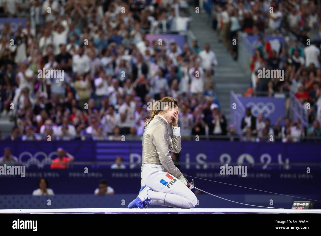 29 juillet 2024 - Paris, France : Manon Apithy-Brunet de France réagit à la défaite de Choi se-bin de Corée du Sud dans l'individuel sabre féminin d'escrime Banque D'Images