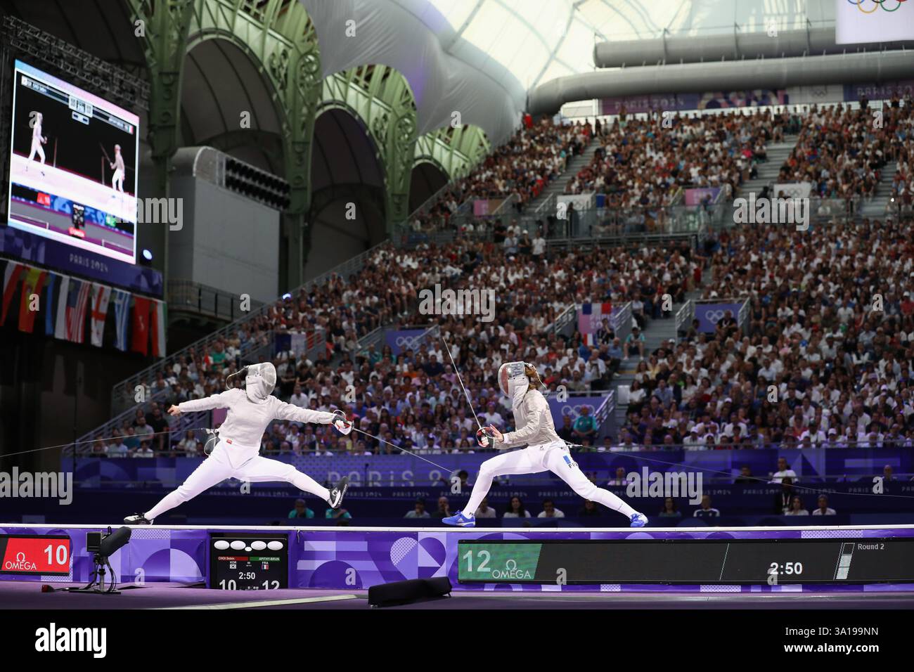 29 juillet 2024 - Paris, France : Manon Apithy-Brunet de France (à droite) et Choi se-bin de Corée du Sud (à gauche) dans le sabre individuel pour femmes d'escrime Banque D'Images
