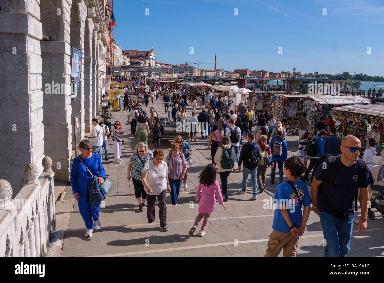 Venise, Italie - 12 octobre 2024 : une promenade bondée au bord de l'eau à Venise remplie de touristes et de stands de souvenirs, illustrant l'impact de Overtou Banque D'Images Venise, Italie - 12 octobre 2024 : une promenade bondée au bord de l'eau à Venise remplie de touristes et de stands de souvenirs, illustrant l'impact de Overtou Banque D'Images
