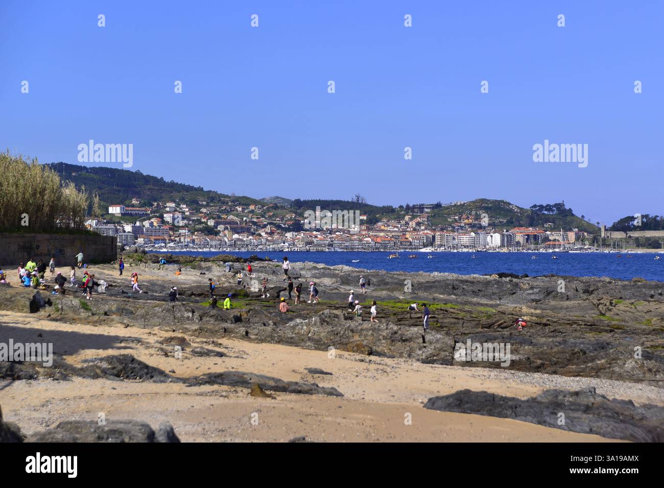 Enfants de maternelle apprenant à connaître l'environnement à Baiona Banque D'Images