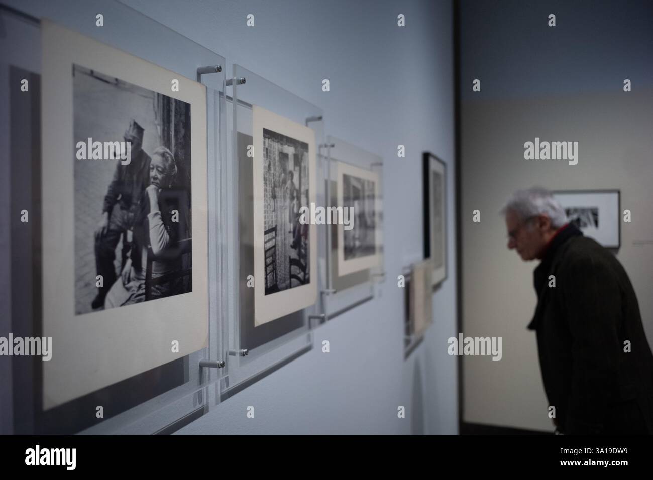 Personnes assistant à l'exposition 'Henri Cartier-Bresson e l'Italia' à Turin Banque D'Images