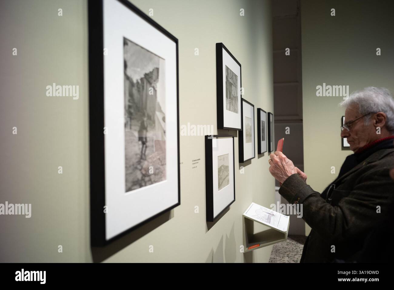 Personnes assistant à l'exposition 'Henri Cartier-Bresson e l'Italia' à Turin Banque D'Images