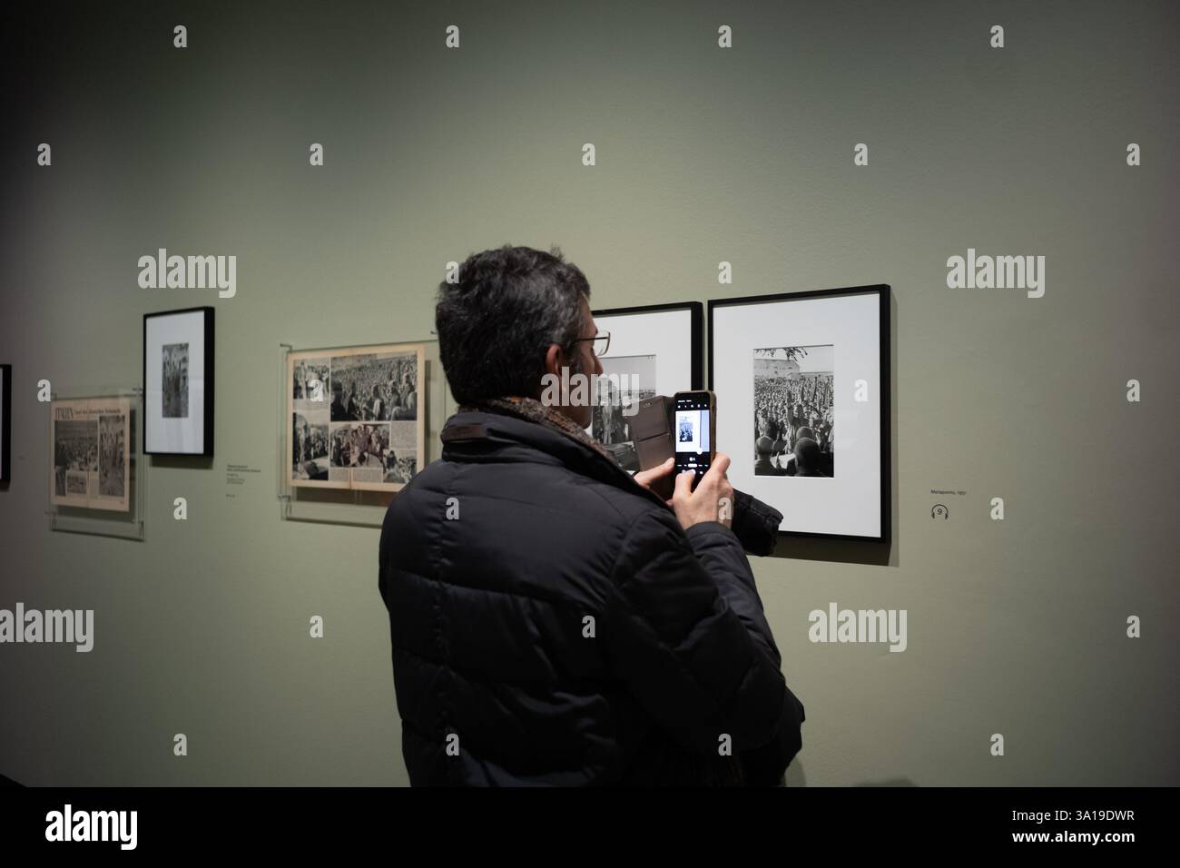 Personnes assistant à l'exposition 'Henri Cartier-Bresson e l'Italia' à Turin Banque D'Images