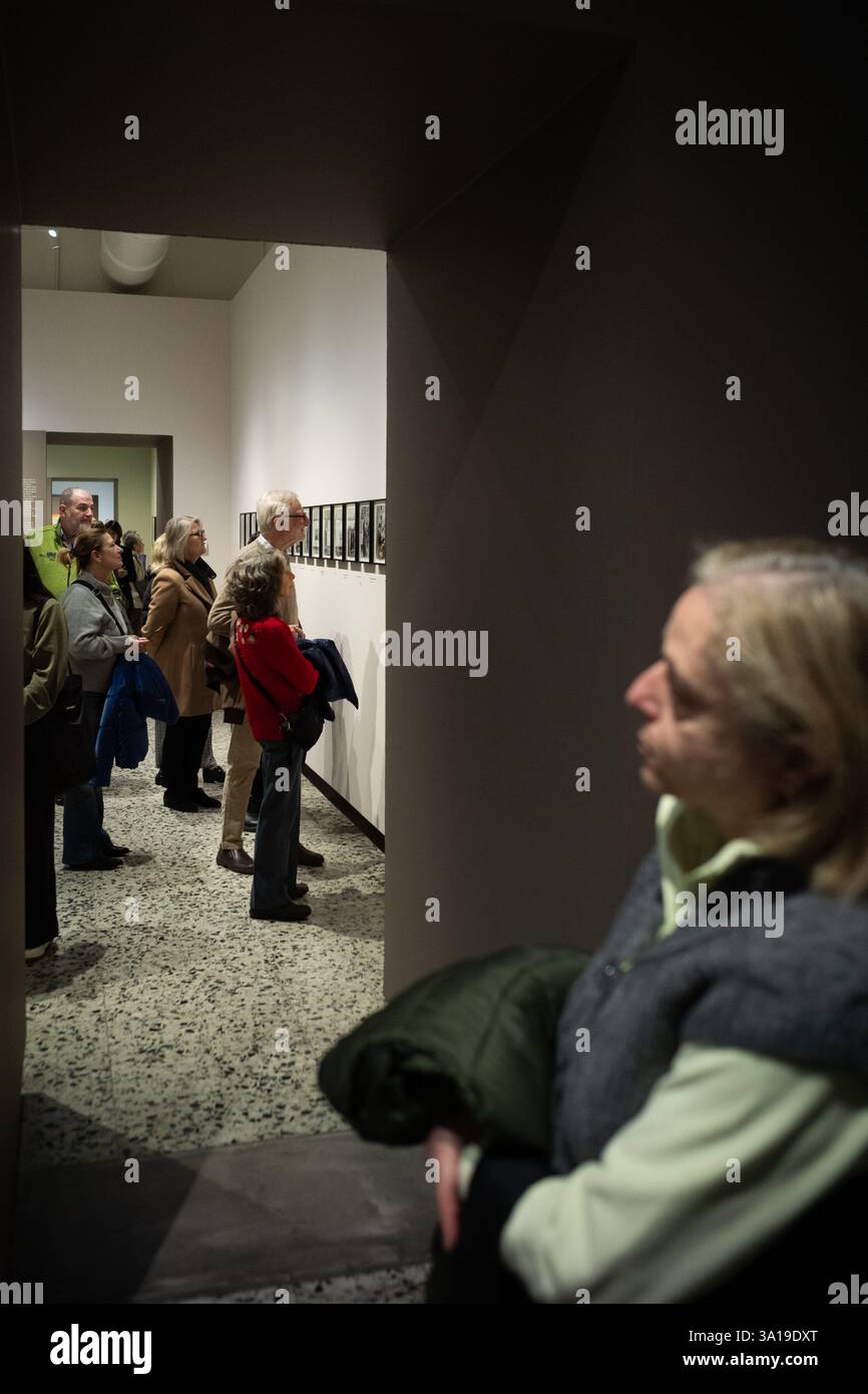 Personnes assistant à l'exposition 'Henri Cartier-Bresson e l'Italia' à Turin Banque D'Images