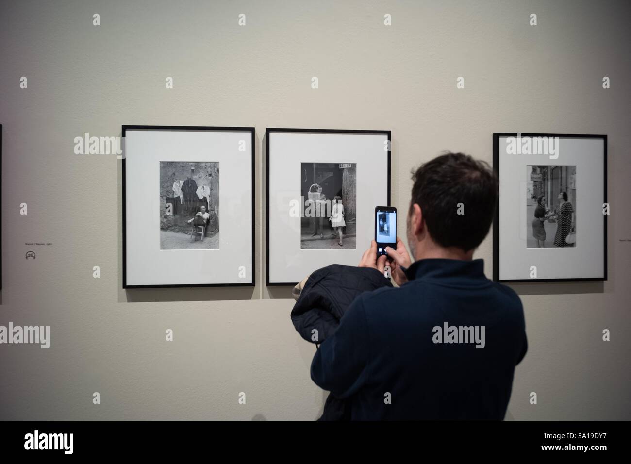 Personnes assistant à l'exposition 'Henri Cartier-Bresson e l'Italia' à Turin Banque D'Images