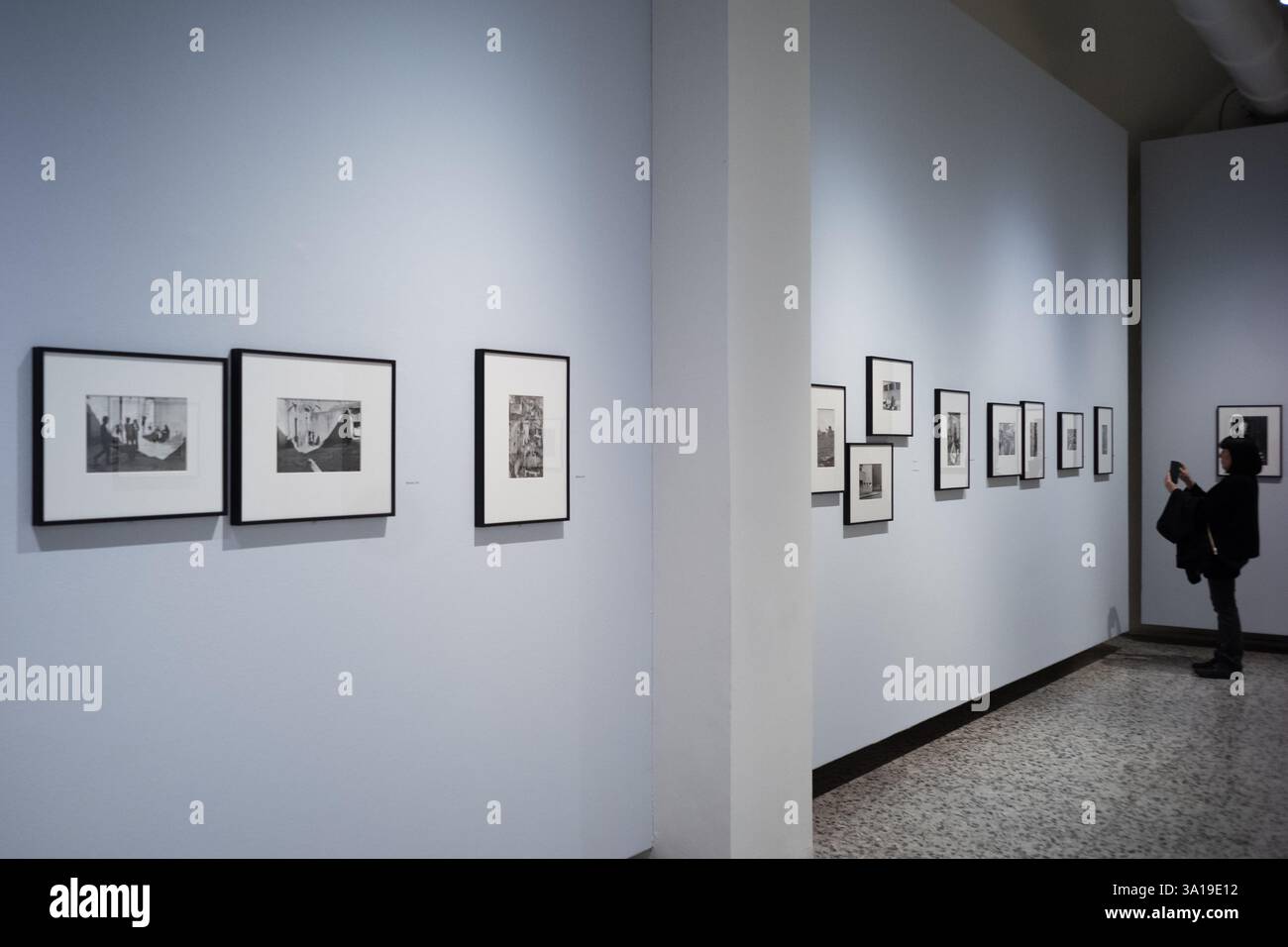 Personnes assistant à l'exposition 'Henri Cartier-Bresson e l'Italia' à Turin Banque D'Images
