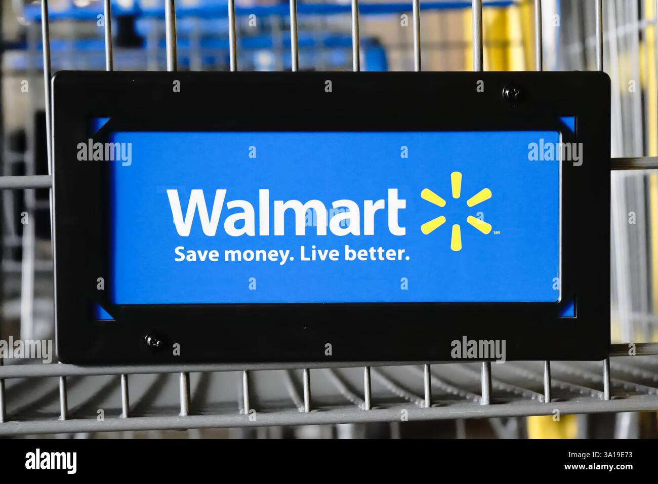 Honolulu, Hi - Dec. 27, 2025 : logo d'entreprise Walmart Inc. et signe de slogan sur le panier. Walmart est une entreprise du Fortune 500, la plus grande entreprise privée Banque D'Images
