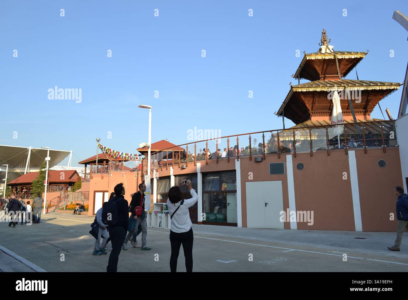 Pavillon du Népal. Symbole du temple oriental bouddhiste – Pagode à l'Expo de Milan 2015. Visite touristique en forme de mandala. Visiteurs regardant depuis la place. Banque D'Images