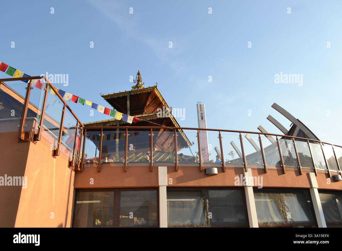 Pavillon du Népal. Symbole du temple oriental bouddhiste – Pagode à l'Expo de Milan 2015. Visite touristique en forme de mandala. Rail vitré entourant la terrasse. Banque D'Images