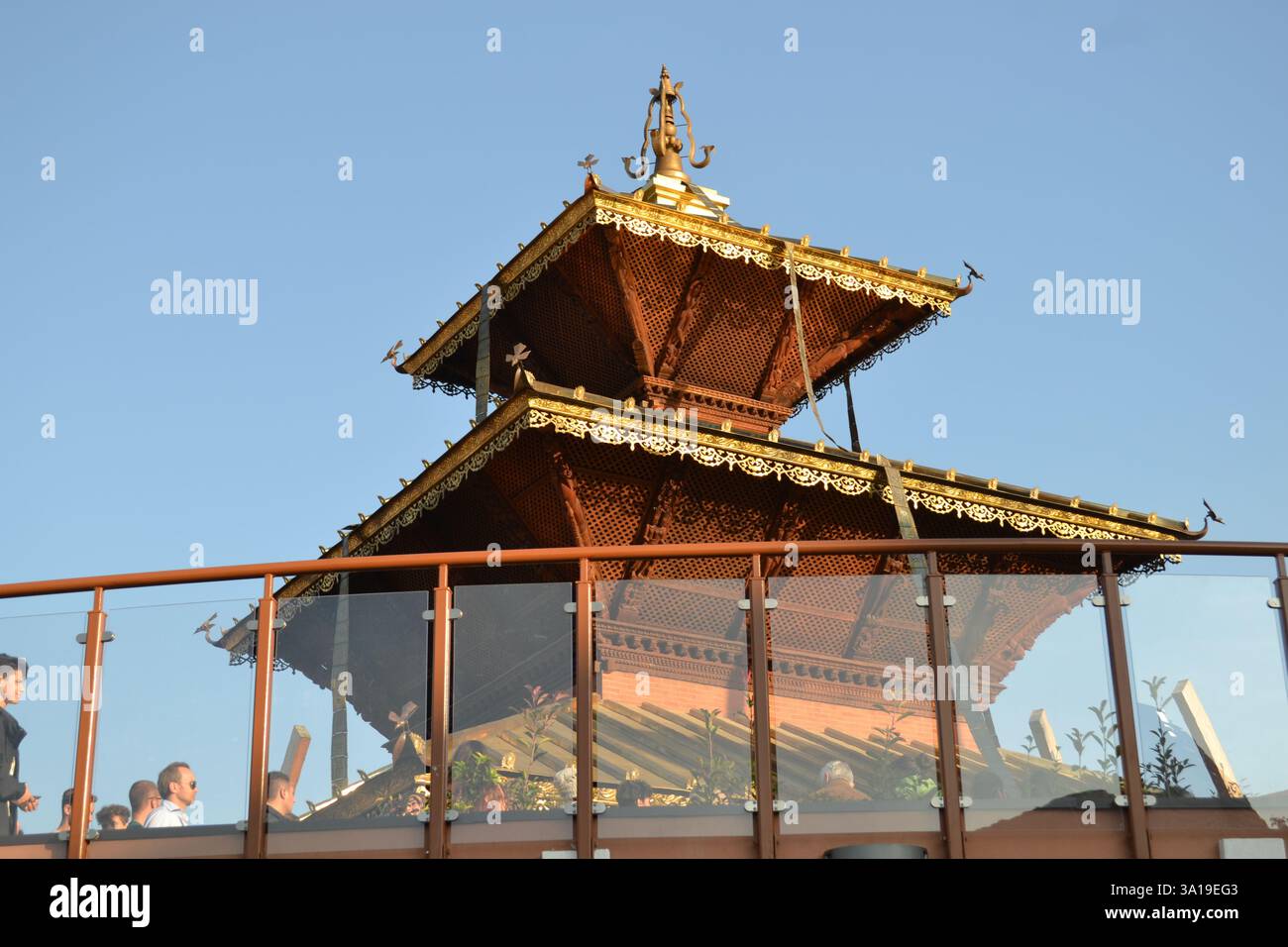 Pavillon du Népal. Symbole du temple oriental bouddhiste – Pagode à l'Expo de Milan 2015. Visite touristique en forme de mandala. Rail de verre au premier plan. Banque D'Images