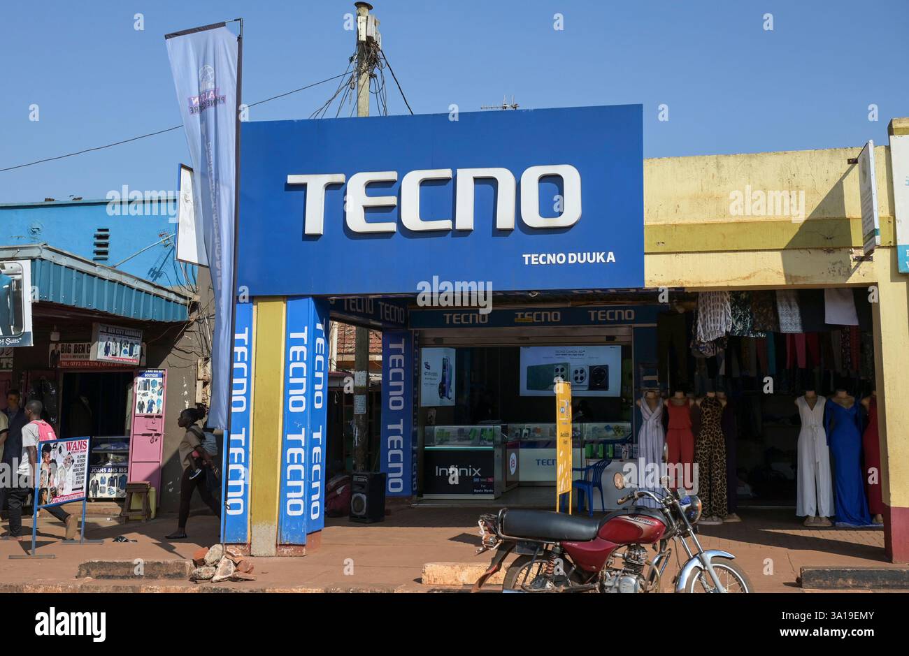 OUGANDA, Jinja, boutique vend des téléphones mobiles de la société chinoise Tecno, détenue par Transsion Holdings, dont le siège social est à Shenzhen, le cinquième plus grand vendeur de smartphones au monde Banque D'Images