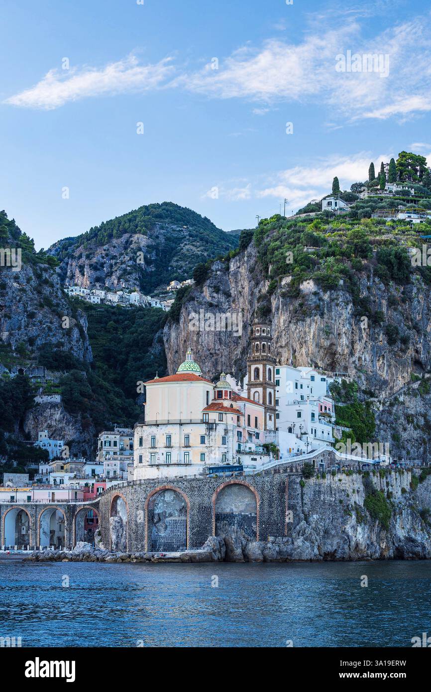 Vue d'Atrani sur la côte amalfitaine en Italie. Banque D'Images